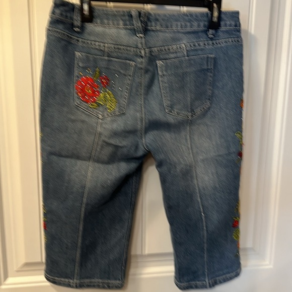 Blue IDentity Capri Size 8 embroidered and bedazzled - Picture 5 of 6